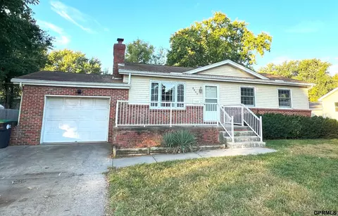 8605 Westridge Dr, Omaha, NE 68124