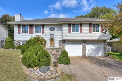 826 Redwood Ln, Papillion, NE 68046