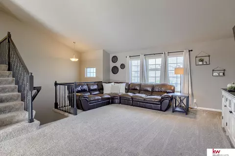 19081 Robin Dr, Omaha, NE 68136 photo 4