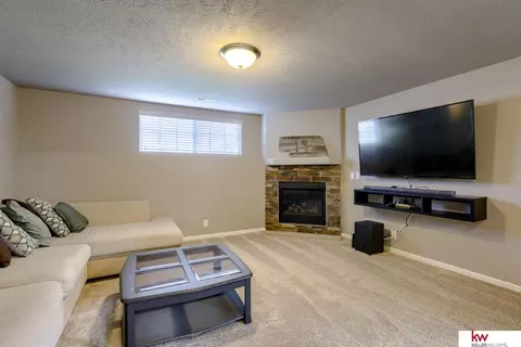 19081 Robin Dr, Omaha, NE 68136 photo 25
