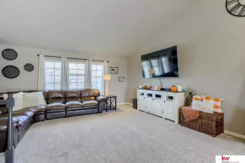 19081 Robin Dr, Omaha, NE 68136 photo 5