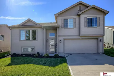 19081 Robin Dr, Omaha, NE 68136 photo 2