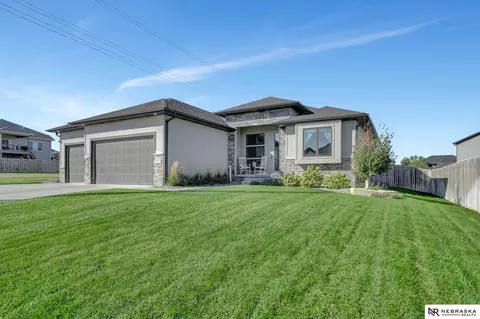 7633 S 66th St, Lincoln, NE 68516