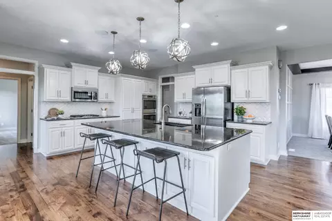 19871 Emiline Cir, Gretna, NE 68028