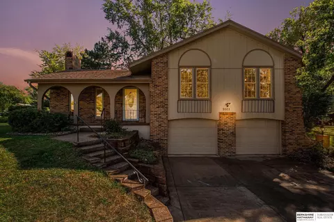 9811 O Cir, Omaha, NE 68127