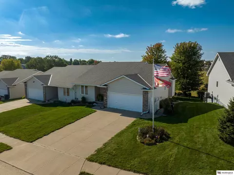 619 Gold Coast Dr, Papillion, NE 68046