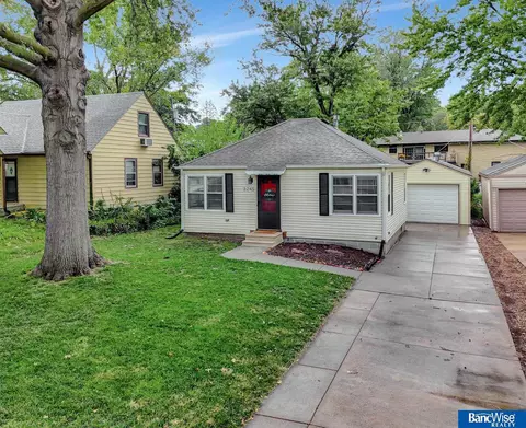 3245 S 44th St, Lincoln, NE 68506