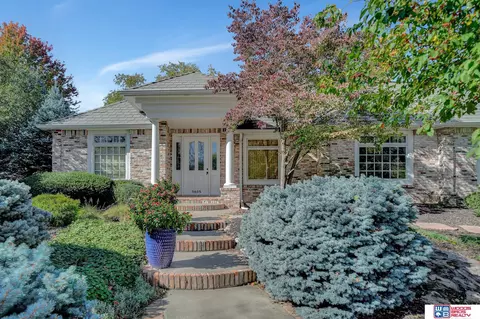 5615 Hickory Crest Rd, Lincoln, NE 68516