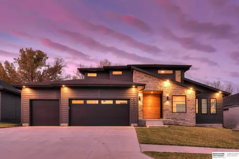 20702 Hartman Ave, Omaha, NE 68022