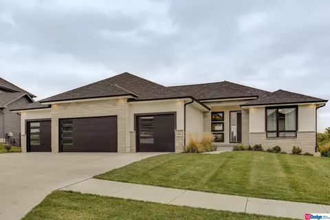 20606 Ellison Ave, Elkhorn, NE 68022