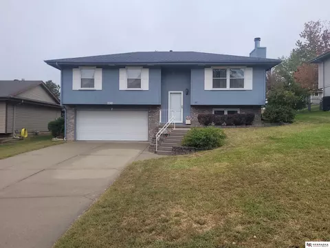 2310 Willow Cir, Bellevue, NE 68123