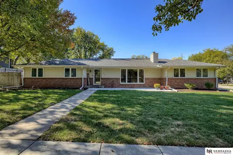 6201 Oakridge Dr, Lincoln, NE 68516
