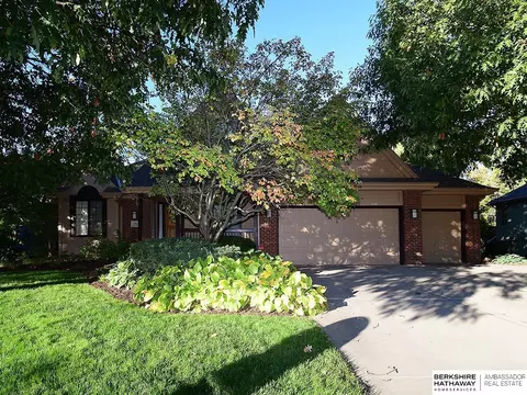 1301 Reeve Dr, Papillion, NE 68046