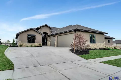 9733 Casa Colina Ct, Lincoln, NE 68520