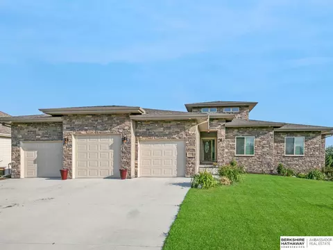 17205 Oakmont Dr, Omaha, NE 68136