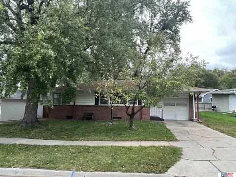 1820 Sunny Hill Rd, Lincoln, NE 68502