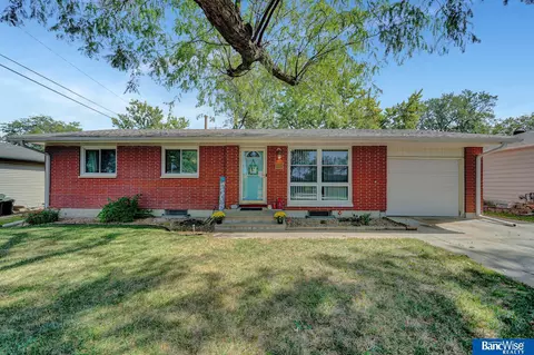 220 Sycamore Dr, Lincoln, NE 68510