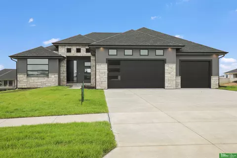 5420 Kestrel Pkwy, Elkhorn, NE 68022