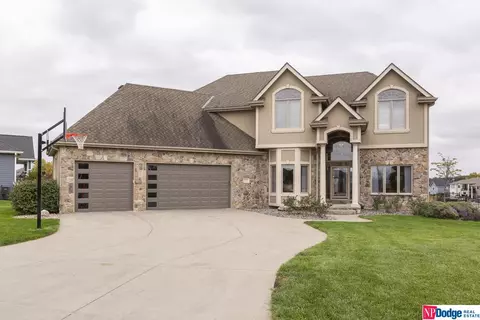 17825 Island Cir, Bennington, NE 68007