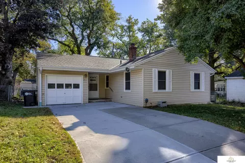 2711 N 58 St, Omaha, NE 68104