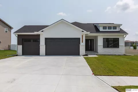 17125 Potter St, Bennington, NE 68007