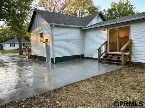 118 Cedar St, Beatrice, NE 68310 photo 2