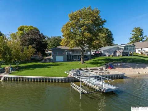 934 Beaver Lake Blvd, Plattsmouth, NE 68048