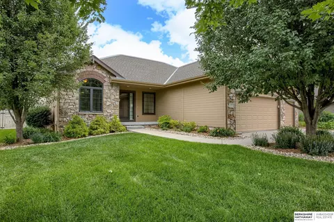 7708 Ponderosa Dr, Papillion, NE 68046