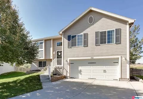 17120 Camden Cir, Omaha, NE 68116