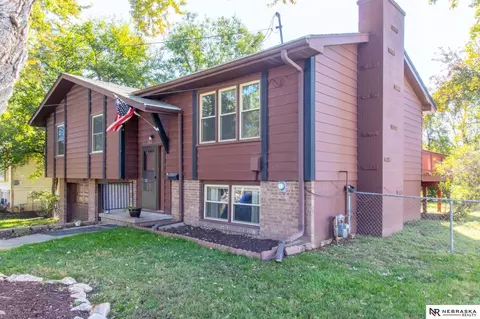 703 Cedardale Rd, Papillion, NE 68046