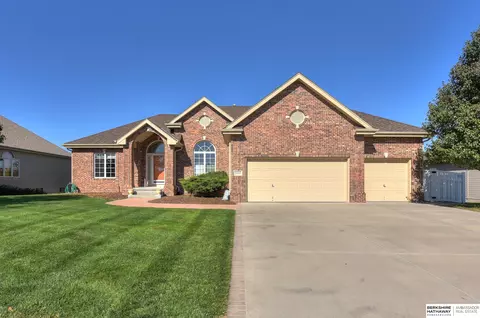 6810 Greyson Dr, Papillion, NE 68133