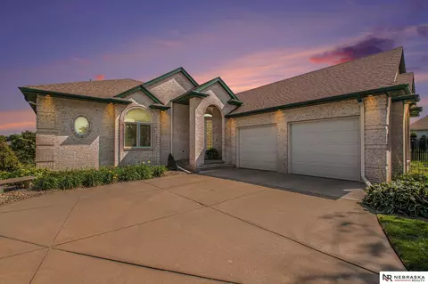 17803 Bel Air Cir, Omaha, NE 68136