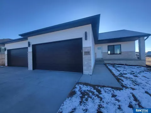 7719 Vera Dr, Lincoln, NE 68516