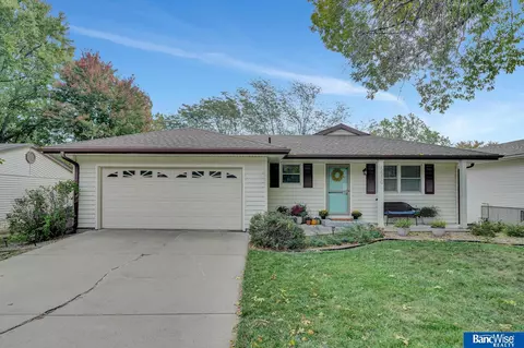 5530 Stonecliffe Dr, Lincoln, NE 68516