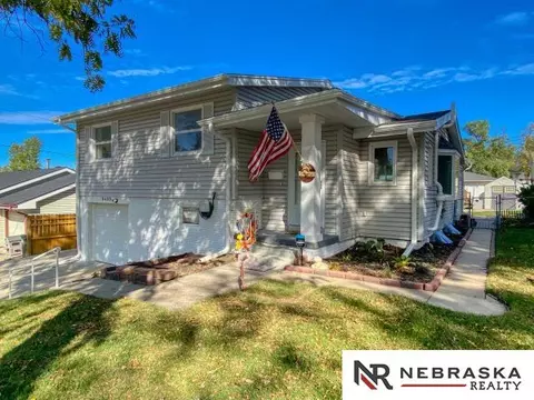 8480 Lakeview Dr, Ralston, NE 68127