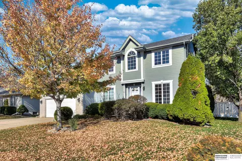 2146 Cobblestone Rd, Papillion, NE 68133