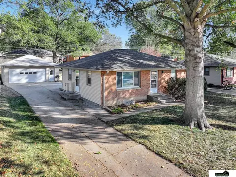 912 Hollywood Ave, Lincoln, NE 68504