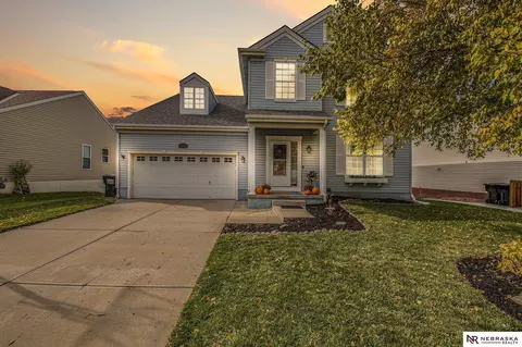 2204 Walnut Creek Dr, Papillion, NE 68046