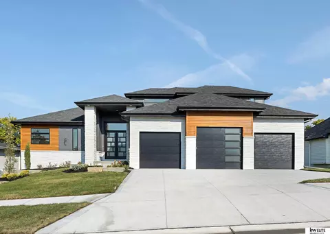 20607 Laurel Ave, Elkhorn, NE 68022