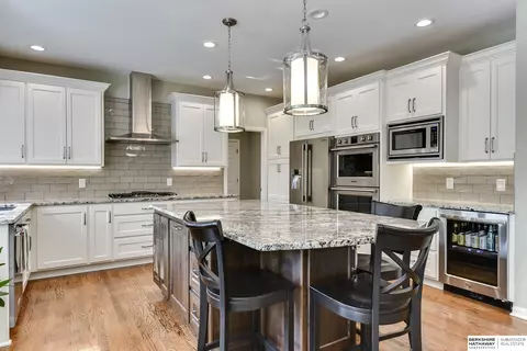 803 Bailey Dr, Papillion, NE 68046