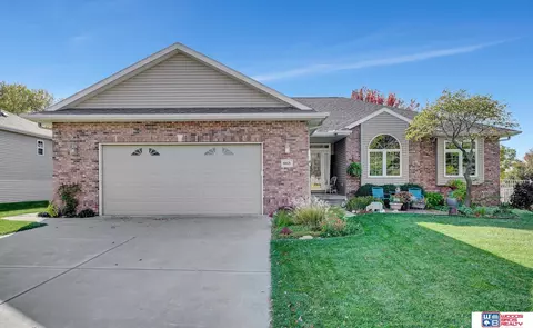6621 Meursault Dr, Lincoln, NE 68526