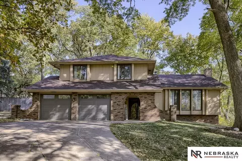 1018 Day Dr, Bellevue, NE 68005