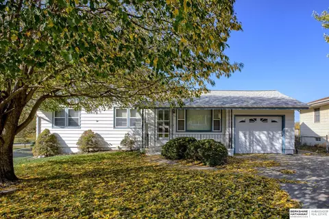 406 Chippewa Dr, Gretna, NE 68028