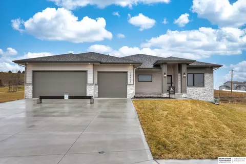 18408 Pinehurst Cir, Omaha, NE 68136