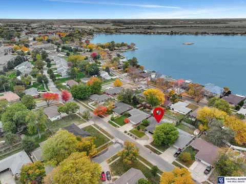1040 Surfside Dr, Lincoln, NE 68528