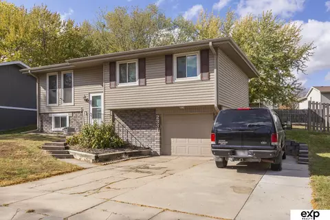 2331 NW 50 St, Lincoln, NE 68524