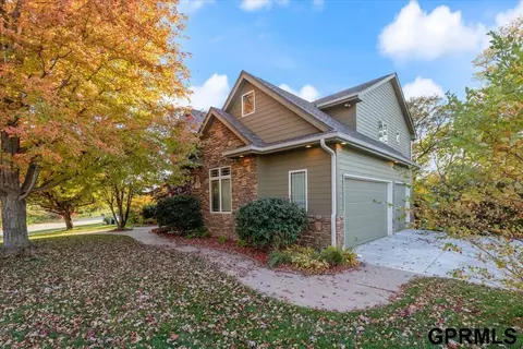 102 Parkwild Dr, Council Bluffs, IA 51503