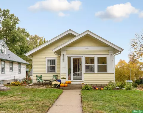 1202 S 43 St, Omaha, NE 68105
