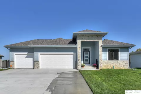 10182 Longshore Ave, Papillion, NE 68046