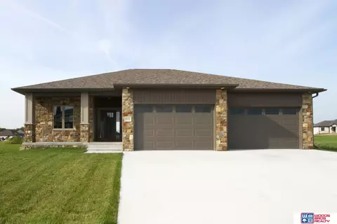 9355 Castle Pine Dr, Lincoln, NE 68516